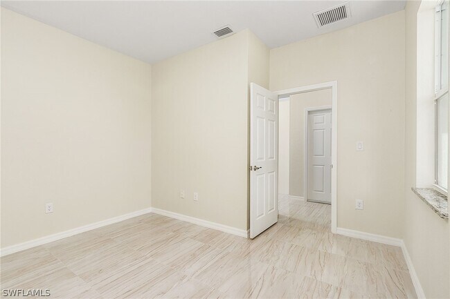 Foto del edificio - 303 Homer Ave S