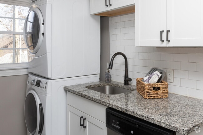2BR, 1BA - 880 SF - Kitchen - Avenue Willows 2 bed-1 bath with W/D inclu...