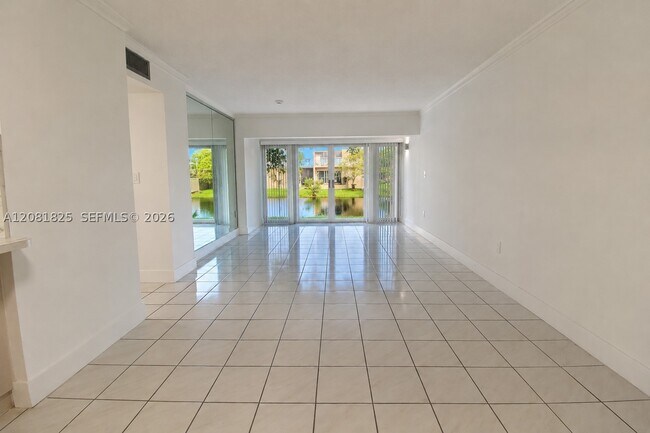 Building Photo - 8895 Fontainebleau Blvd