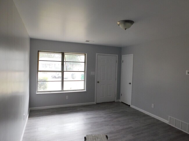 Building Photo - 8229 Ashbrook Dr