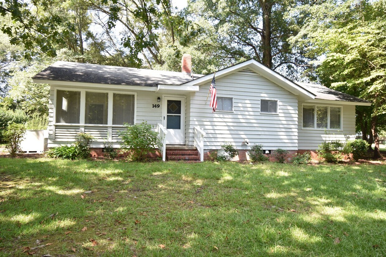 Foto principal - Coming Soon: 4 Bedroom 2 Bath Home (Pets C...