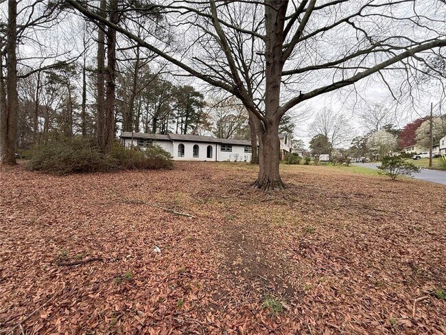 Building Photo - 1055 Pinecrest Dr