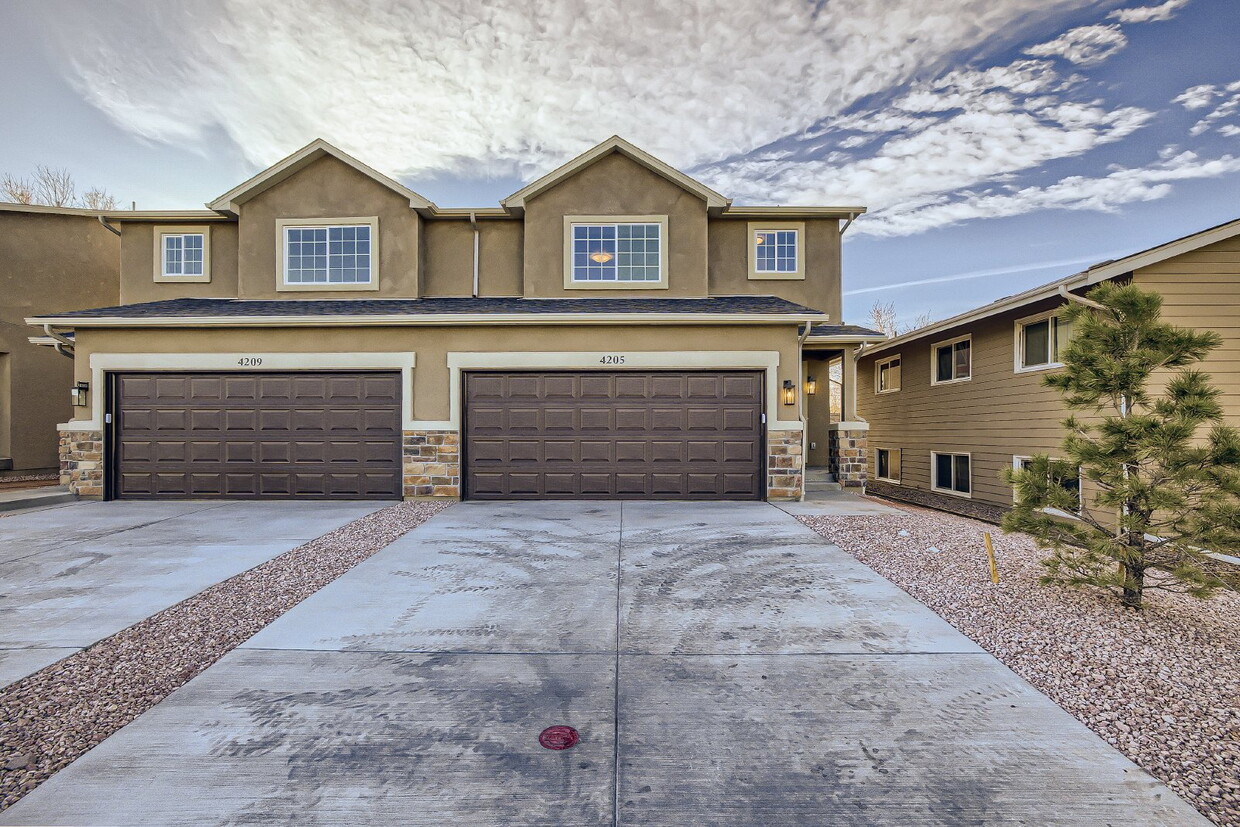 Primary Photo - 3 bedroom - Date St