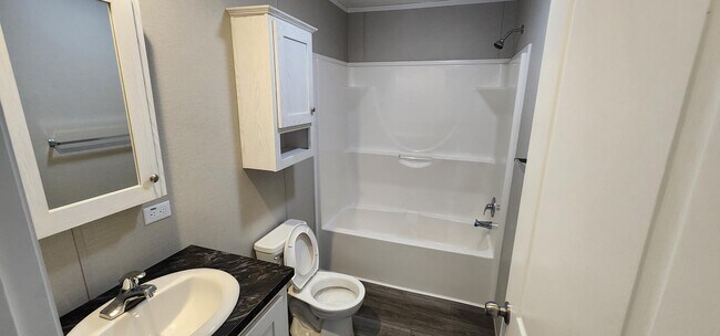 Foto del edificio - 2467 8 Mile Rd