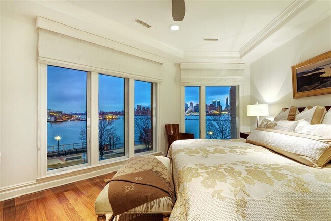 Building Photo - TH3 Henley Pl