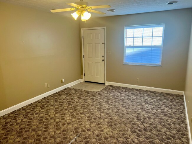 Building Photo - 1616 Spring Valley Dr