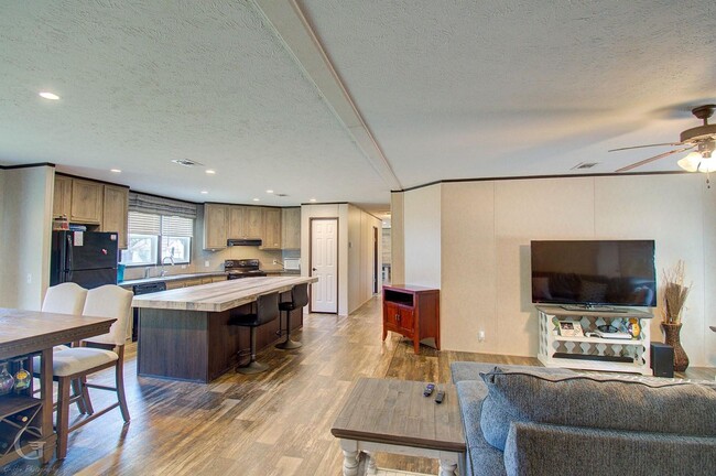 Building Photo - 4BD/2BA home with fenced back yard.