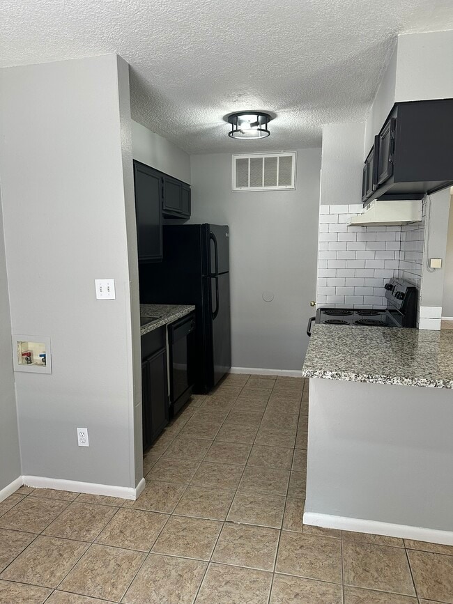 Encimeras de granito, azulejos tipo metro, refrigerador, estufa/horno, lavavajillas, despensa tipo armario. - 705 Edgar St