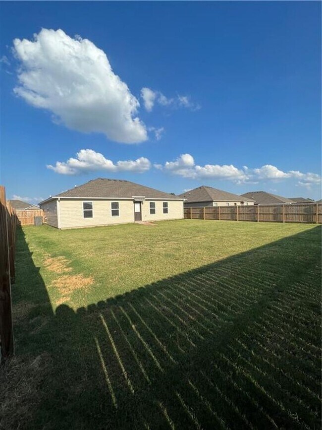 Building Photo - 414 Woodcreek