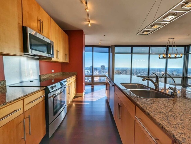 Building Photo - 100 E 14th St