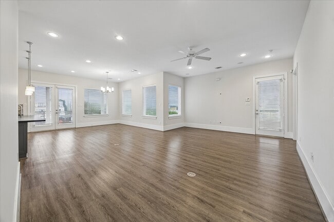 Building Photo - 1304 Nashua St