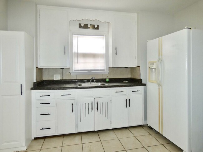 Foto del edificio - 2211 W Sylvania Ave