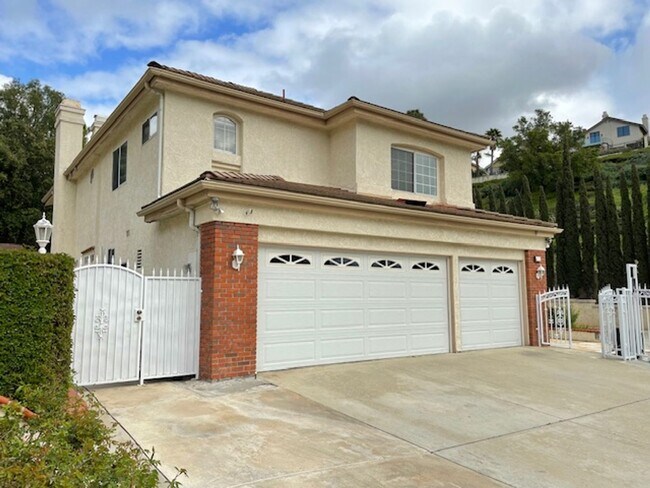 Building Photo - Home in Orange Hills