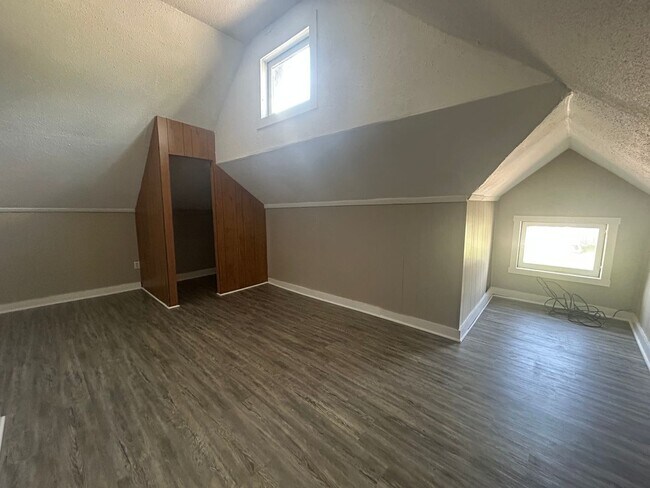 Foto del edificio - 317 E 8th St