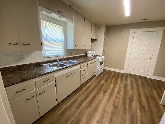 Foto del edificio - AVAILABLE NOW!  2 bedroom 1.5 bathroom
