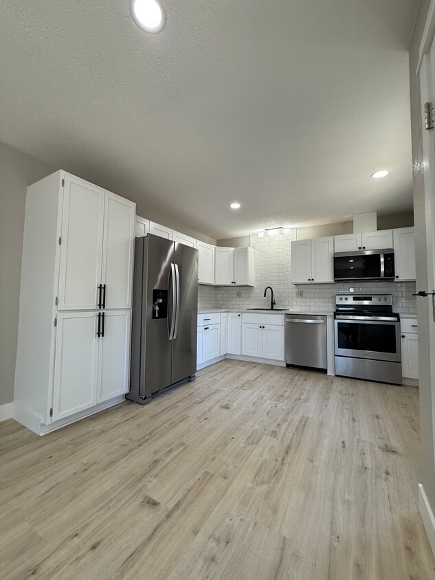 Primary Photo - 530 W Ballf St