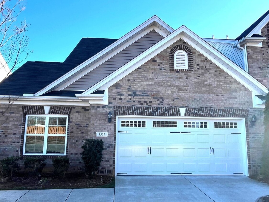 Primary Photo - Beautiful townhome in High Point