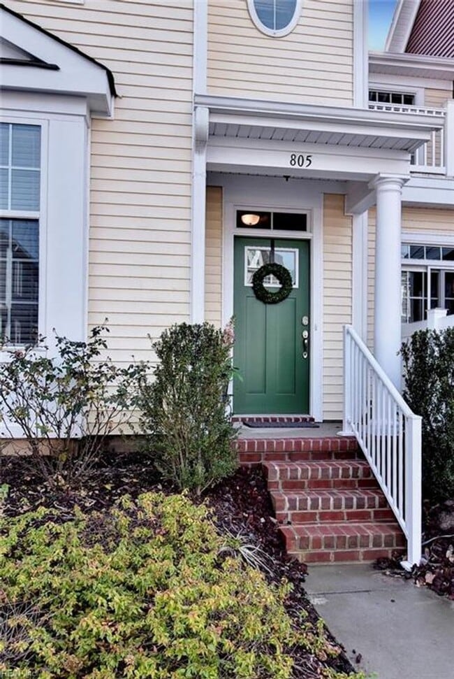 Building Photo - 2BR 2.5BA Townhome