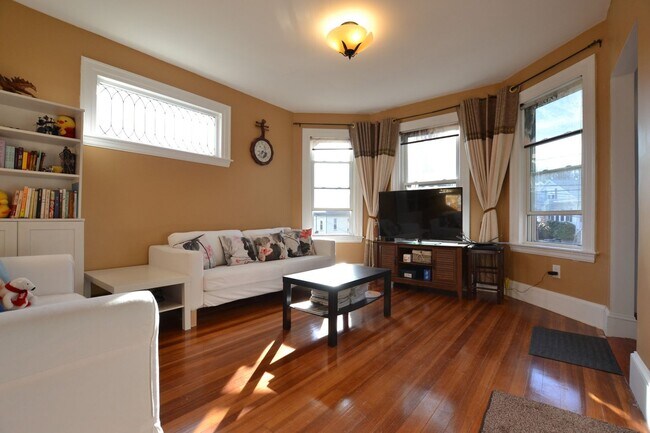 Foto del edificio - 4bed 2bath in Waltham 9/1