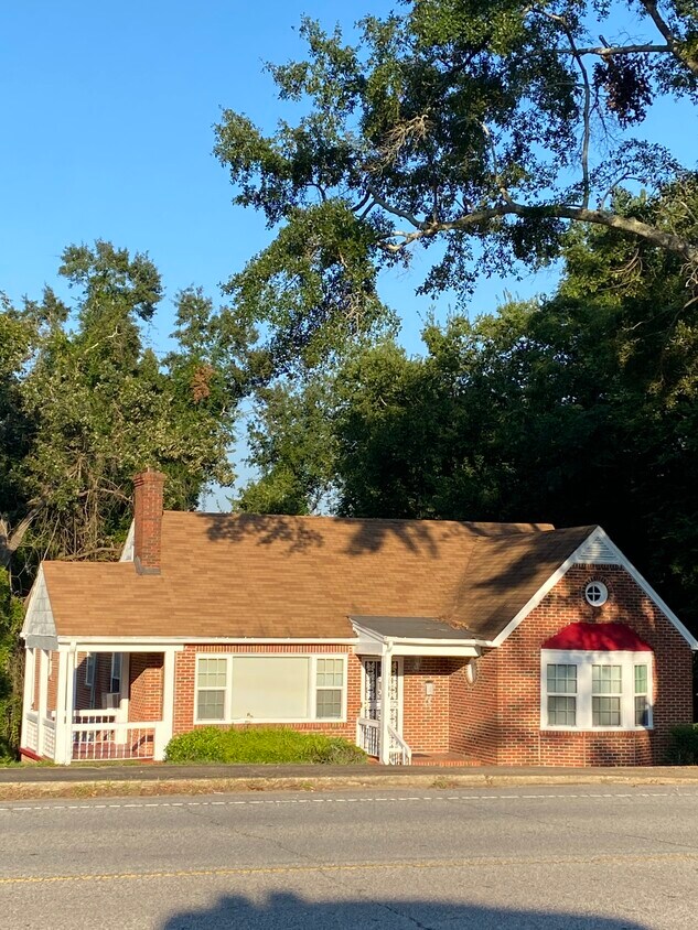 2409 W Montgomery Rd, Tuskegee Institute, AL 36088 House Rental in