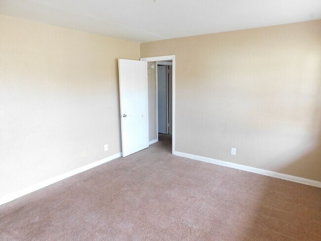 Building Photo - Classic 3 bedroom Ranch style home in Nort...