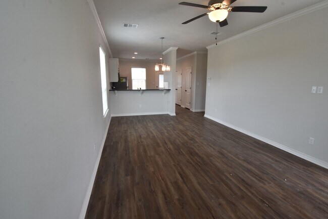 Building Photo - 4 bed,4 bath House available Jan 2nd 2026