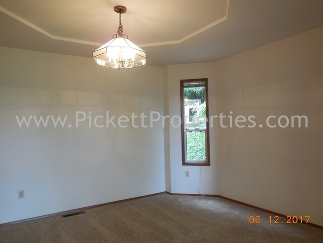 Foto del edificio - Spacious 4 Bedroom with a View in Bremerton