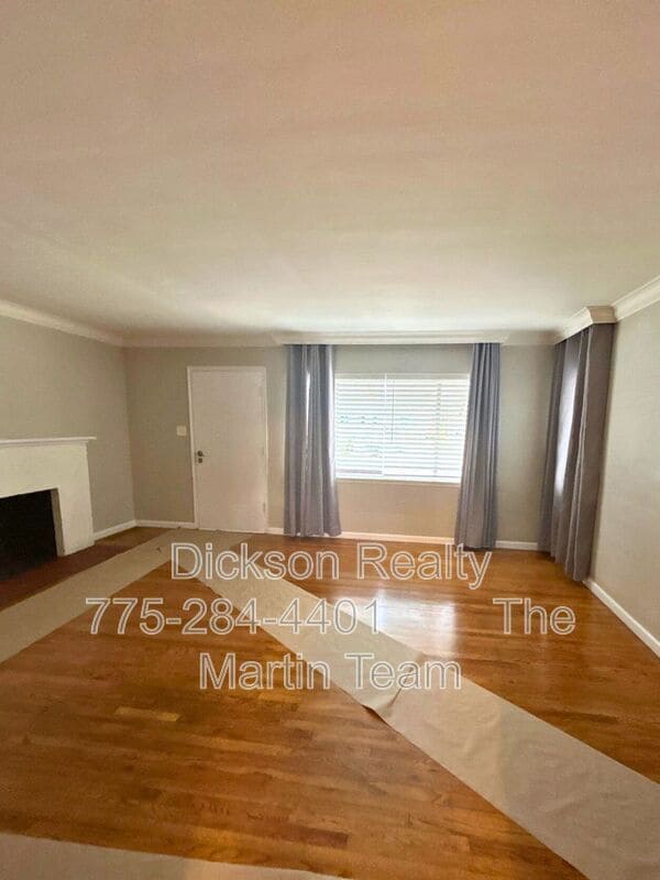 Building Photo - 320 W Plumb Ln