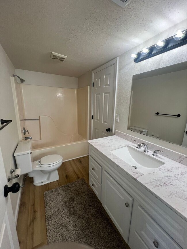 Foto del edificio - 2511-2511 Carnation Dr