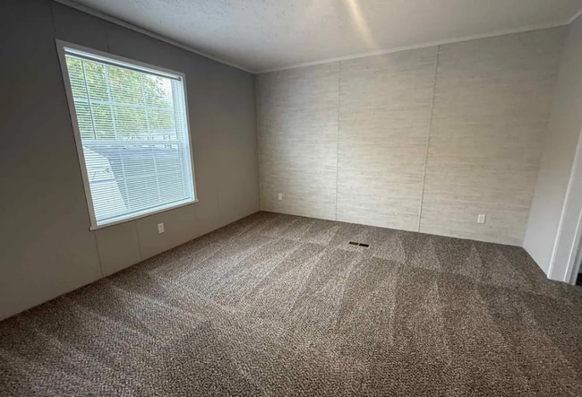 Building Photo - 16645 Lakewood Dr