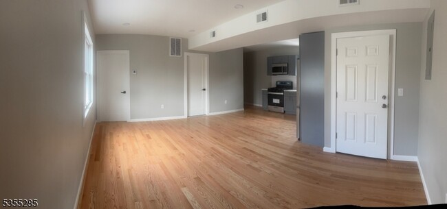 Building Photo - 83 Maple Ave