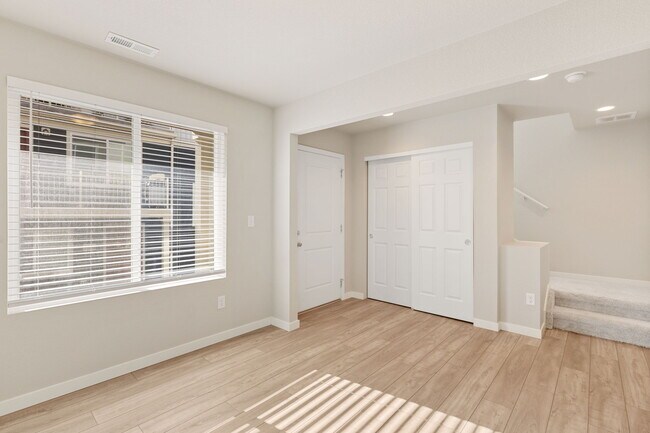 Foto del edificio - 5748 Thurless Ln