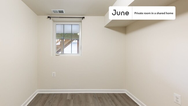 Building Photo - Private bedroom in 4 bed/3.5 bath Home