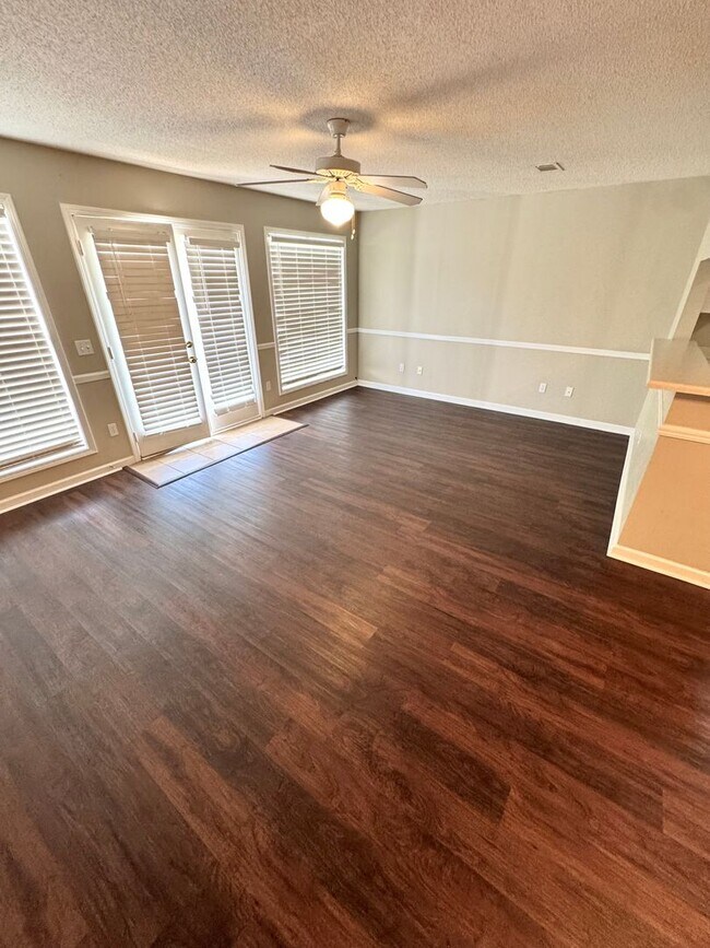 Building Photo - 128 N Springview Dr