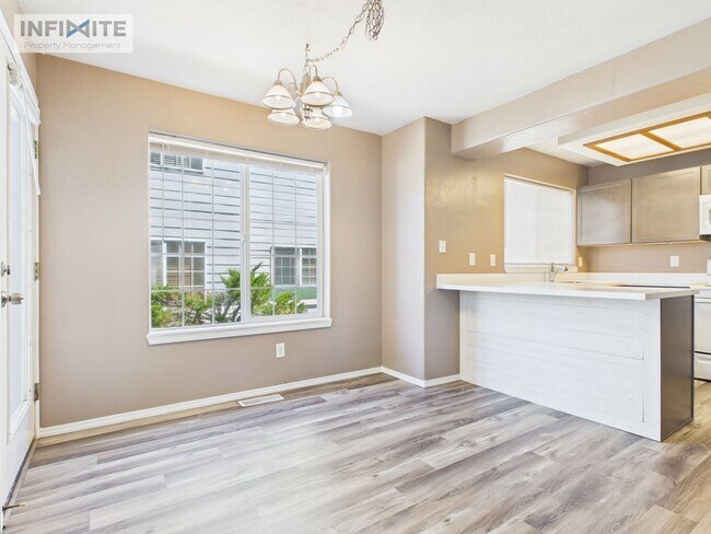 Foto del edificio - 2 Bedroom | 2 Bathroom Condo Single-Level Lower-Level Living