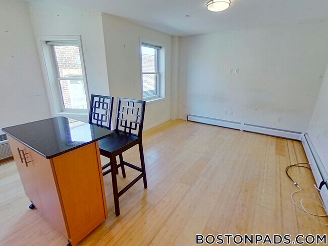 Building Photo - 461 Park Dr