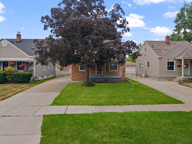 Building Photo - 825 N Edison Ave