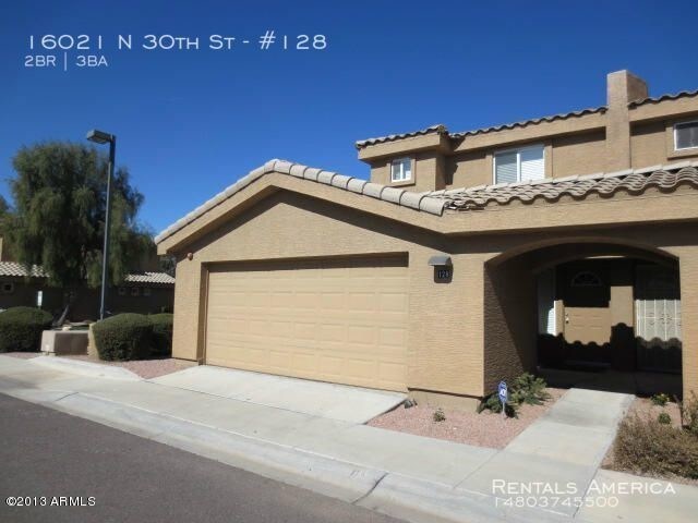 Building Photo - Nice Townhouse w/ 2 Car Garage and Yard!