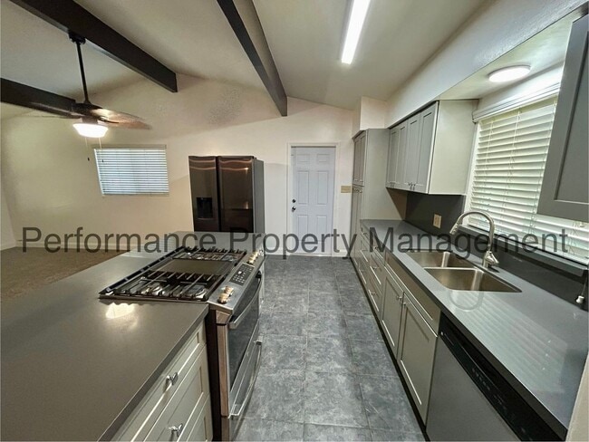 Building Photo - Charming 2 Bed/2 Bath NE Bakersfield Home ...