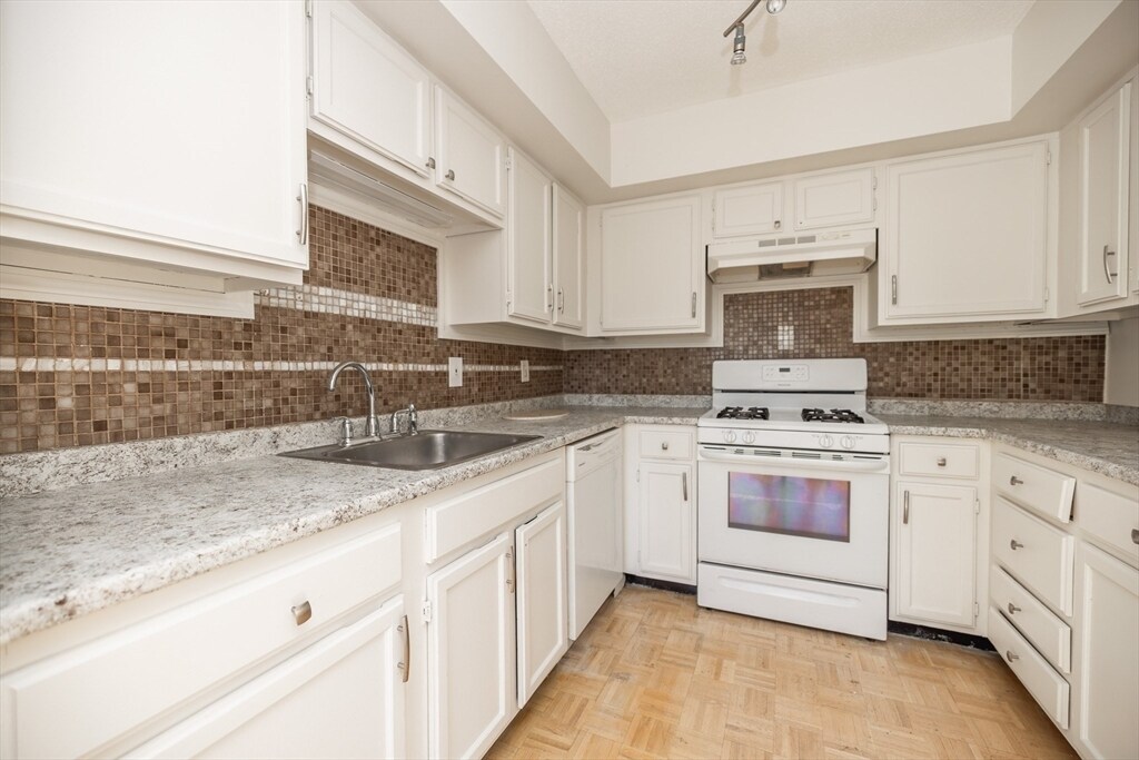 Primary Photo - 29 Meadowood Dr