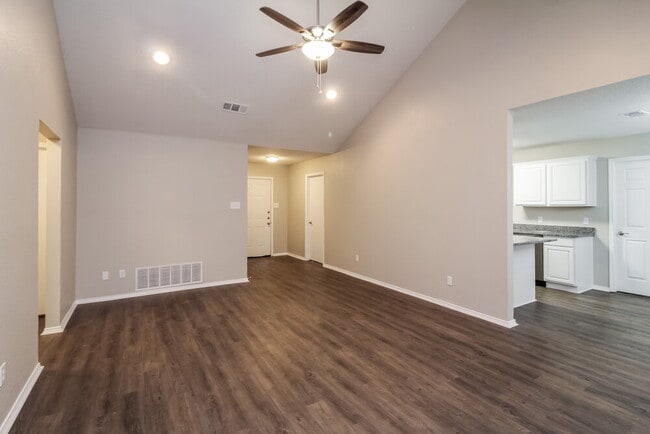 Building Photo - 900 Vicksburg Ln