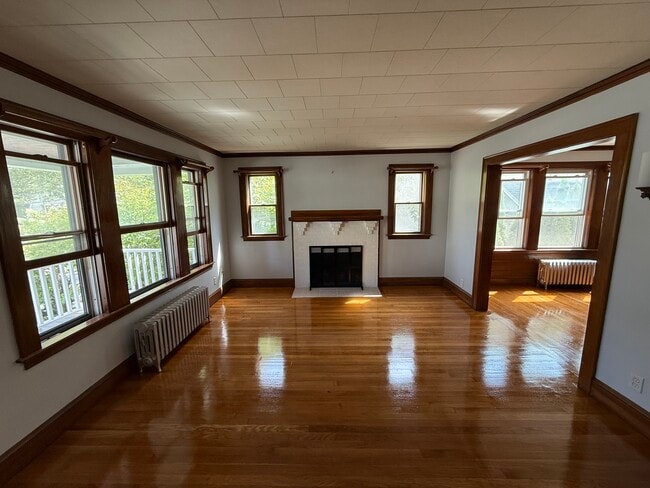 Building Photo - 372 School St
