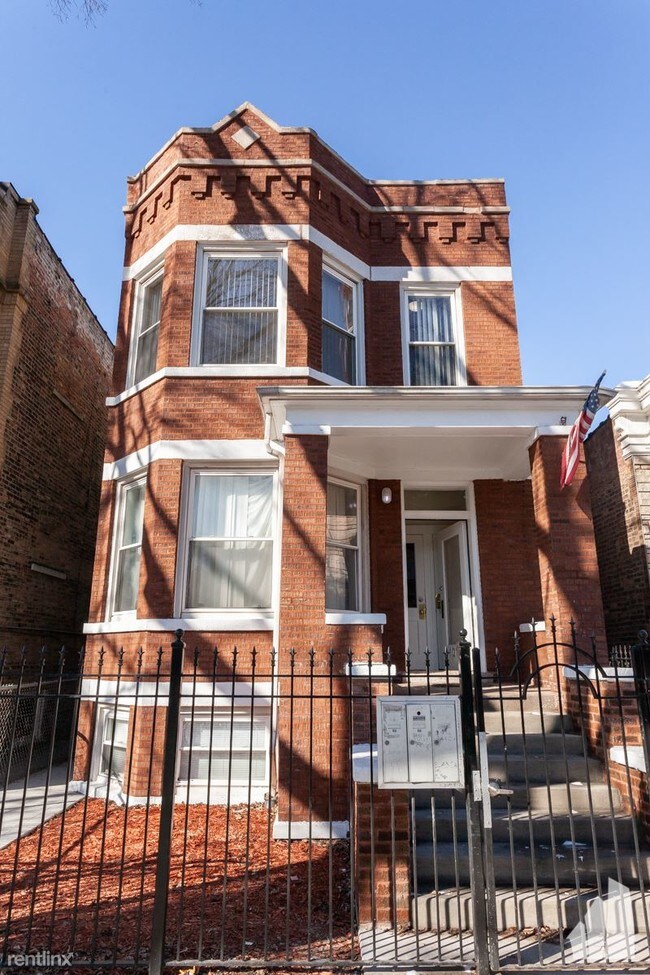 Building Photo - 2 br, 1 bath Apartment - 1016 N Hamlin Ave 2