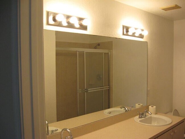 Building Photo - 2941 Riverside Dr