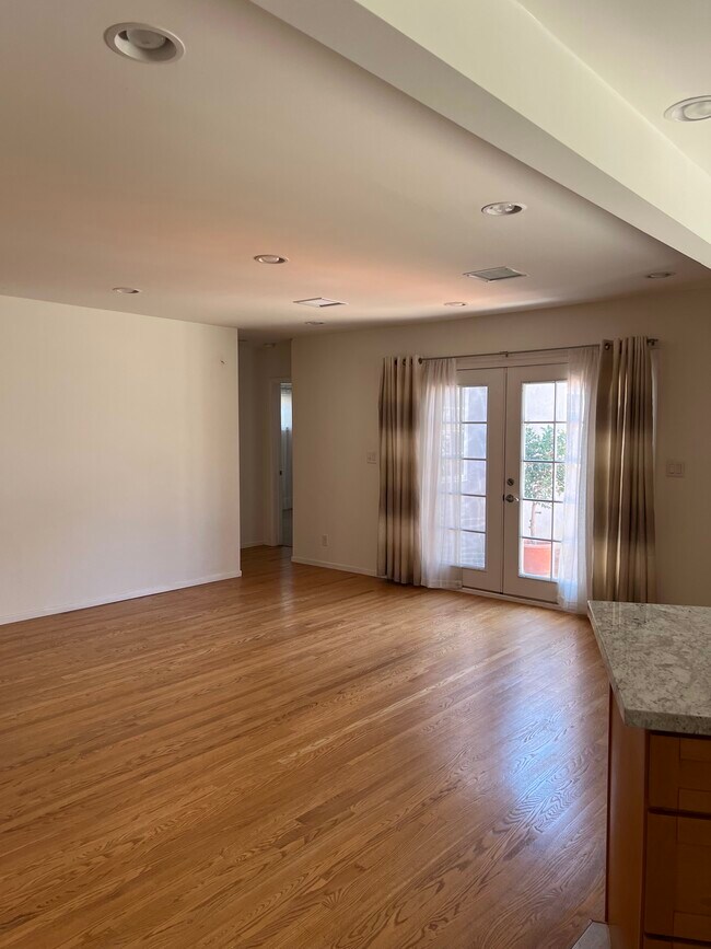 Foto del edificio - 4129 Wilkinson Ave
