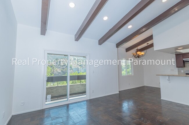 Building Photo - Don't miss out! 2 Bed 2 bath ready to go!