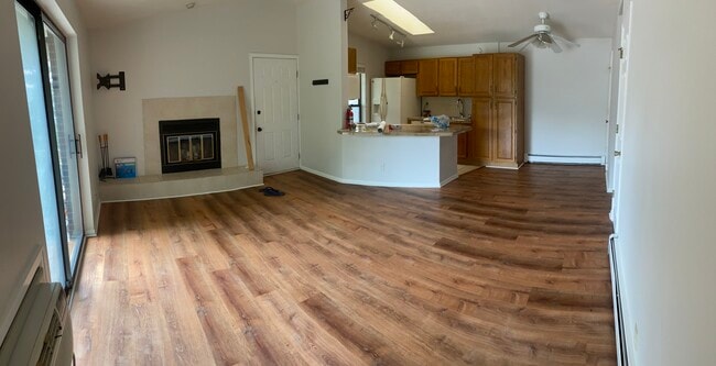 Working fireplace - 2800 Kalmia Ave
