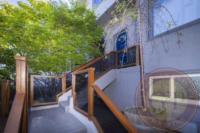 Foto del edificio - Potrero Hill - 3 BR, 2.5 BA House 1,388 Sq. Ft. - 3D Virtual Tour, Large Private Yard