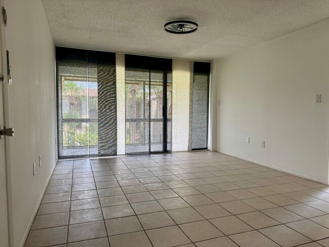 Building Photo - 588 Orange Dr