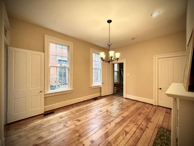 Foto del edificio - 212 E 5th St